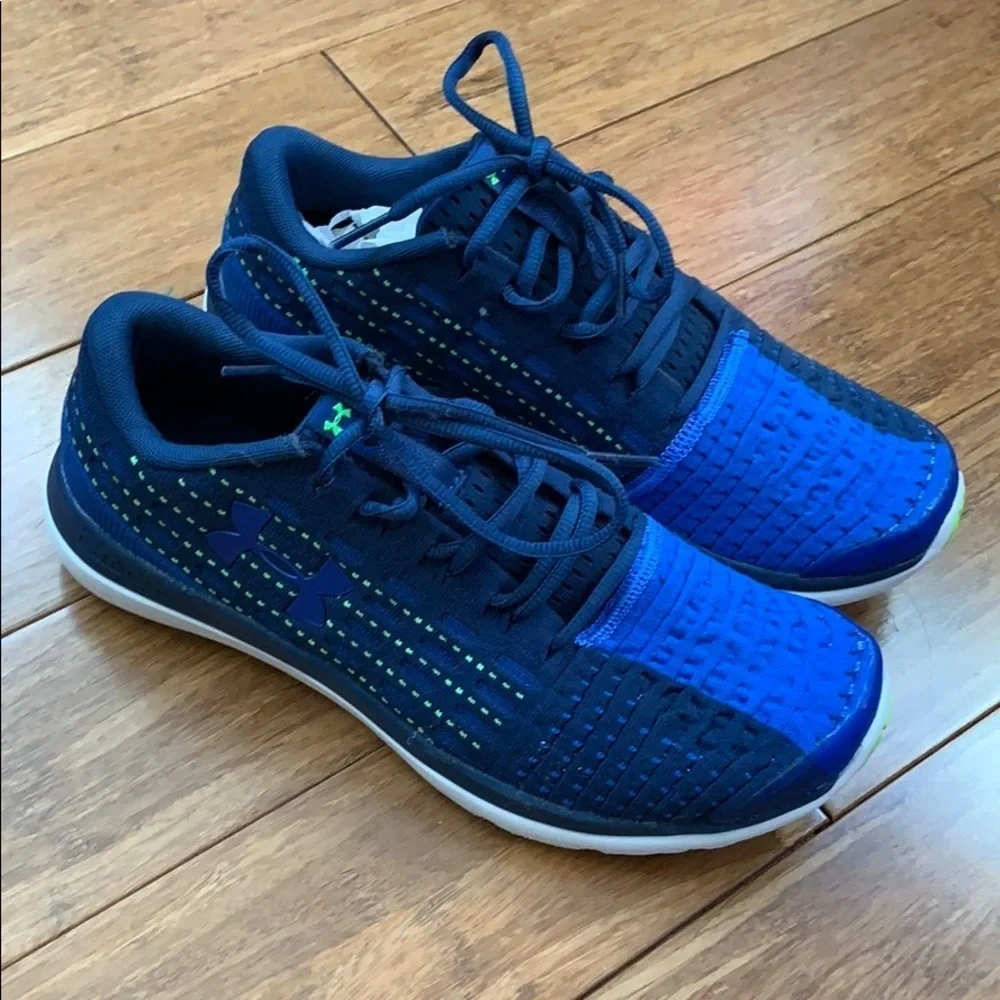 NEW UNDER ARMOUR Boys Slingflex Blue sz 6.5Y